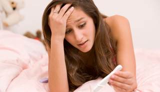 teen-with-pregnancy-test-0814we teen-with-pregnancy-test-0814we