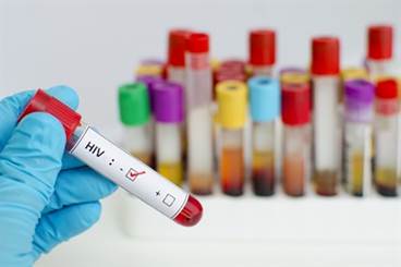 Nitrate inhalants (poppers) associated with increased virus-associated cancer risk in HIV-uninfected MSM Nitrate inhalants (poppers) associated with increased virus-associated cancer risk in HIV-uninfected MSM