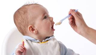 Many moms start infants on solid foods too early Many moms start infants on solid foods too early