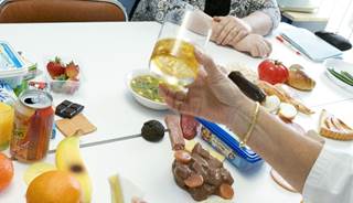 Diabetics workshop. Participants learn to classify the groups of food with the help of a dietitian. Diabetics workshop. Participants learn to classify the groups of food with the help of a dietitian.