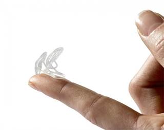 The nasal filter is placed in both nostrils to prevent inhalation of allergens such as grass pollen. The nasal filter is placed in both nostrils to prevent inhalation of allergens such as grass pollen.