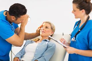 Approximately 43% of patients who have LASIK surgery experience new visual symptoms afterward. Approximately 43% of patients who have LASIK surgery experience new visual symptoms afterward.
